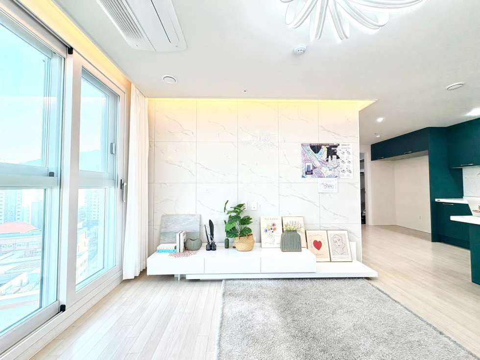 경기 안양만안구 안양동 안양역 도보권에 바로앞 초등학교가? 생활권인프라 갖춘 고급진 딥그린 포인트 인테리어 3룸 분양 매물번호 13520 사진 3