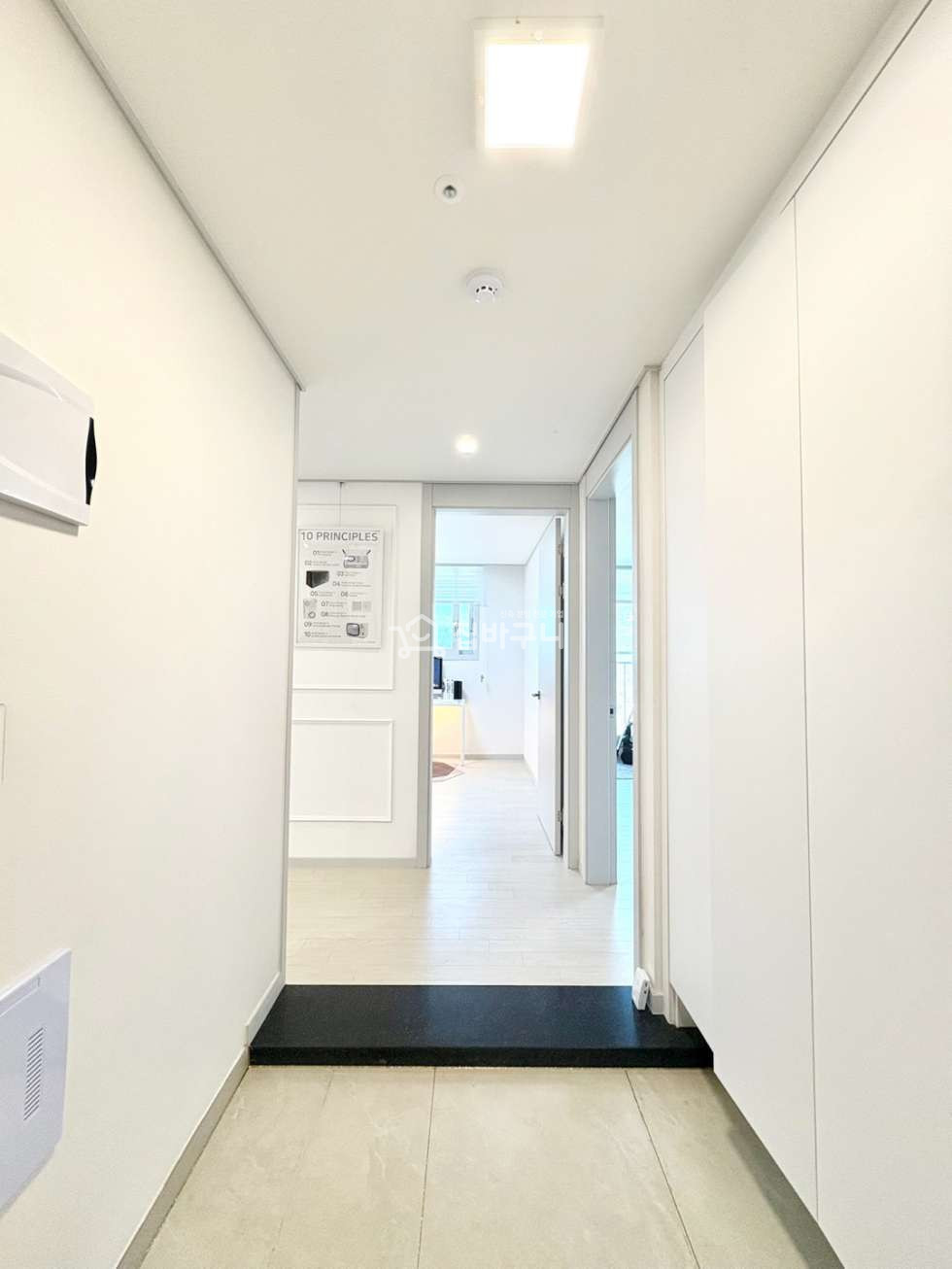 경기 안양만안구 안양동 학교 인근 학세권으로 자녀 있는 가족분들에게 추천! 넓은 드레스룸으로 수납걱정 없는 깔끔한 내부 인테리어의 3룸 분양 매물번호 13517 사진 15