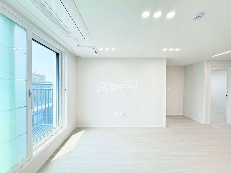 서울 금천구 시흥동 시흥초 도보 5분·홈플러스·올리브영·공원까지 도보 생활권! 전열교환기+아일랜드식탁+각 방 시스템에어컨까지 완비된 신축 3룸 분양 매물번호 13504 사진 2