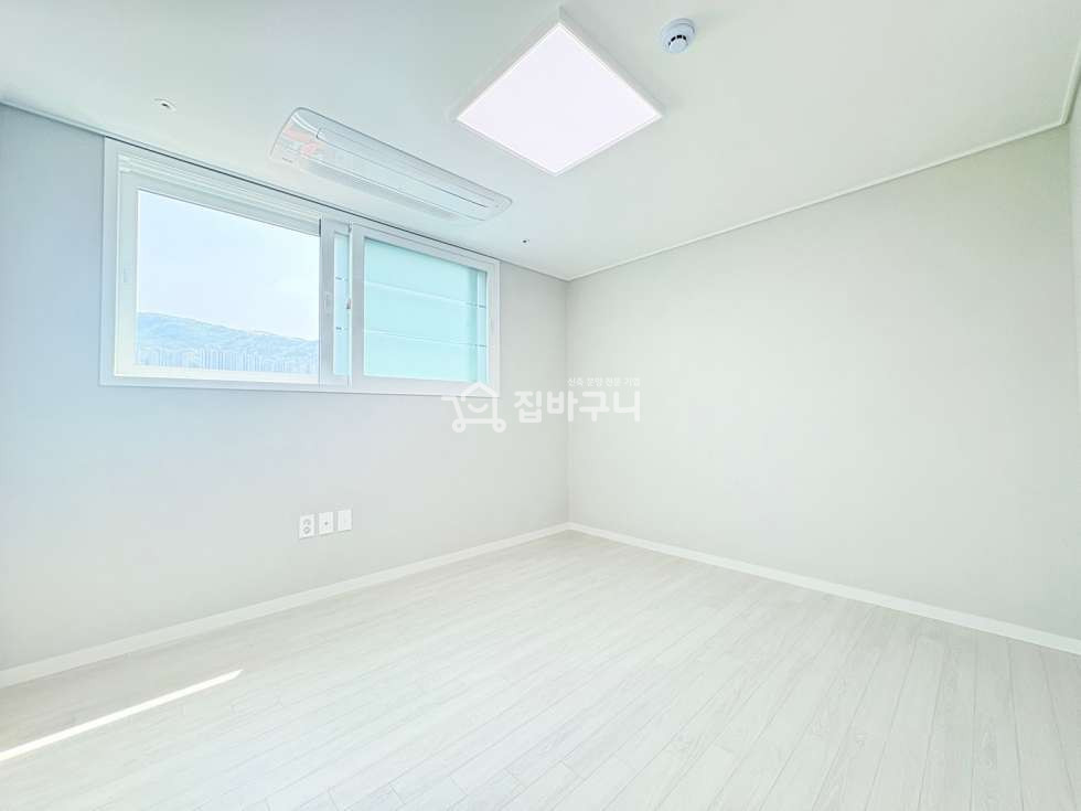 서울 금천구 시흥동 시흥초 도보 5분·홈플러스·올리브영·공원까지 도보 생활권! 전열교환기+아일랜드식탁+각 방 시스템에어컨까지 완비된 신축 3룸 분양 매물번호 13504 사진 7
