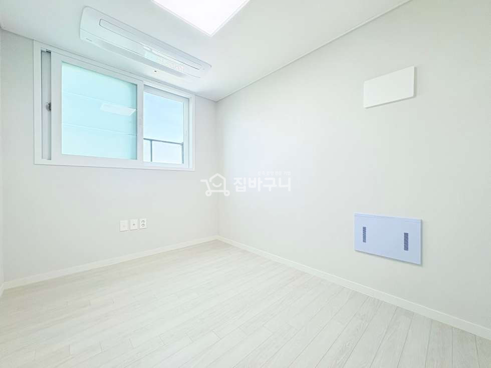 서울 금천구 시흥동 시흥초 도보 5분·홈플러스·올리브영·공원까지 도보 생활권! 전열교환기+아일랜드식탁+각 방 시스템에어컨까지 완비된 신축 3룸 분양 매물번호 13504 사진 9