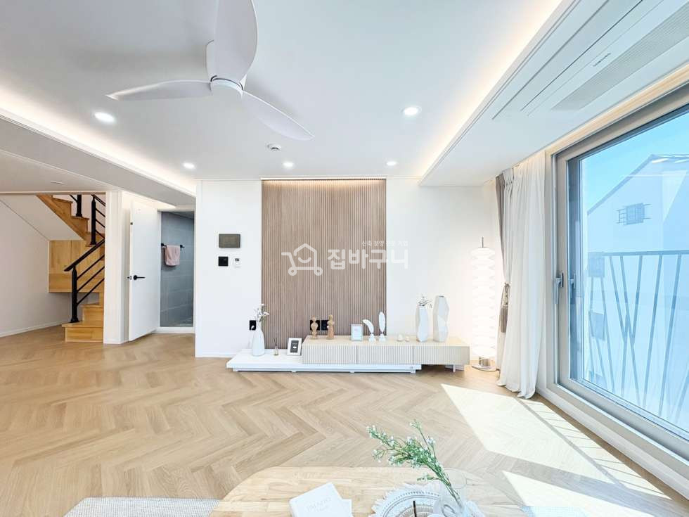 경기 평택시 지산동 넓은 거실과 통창으로 햇빛 채광 가득! 바베큐파티 해도 될것같은 드넓은 테라스까지! 수납공간 걱정없는3룸 복층테라스 세대! 분양 매물번호 13494 사진 3