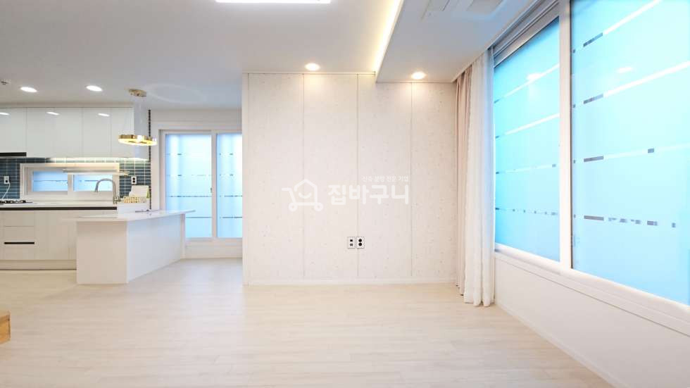 경기 안산상록구 본오동 사리역 도보3분거리 활용도 높은 복층공간으로 한층 더 공간감을 살린 2룸 복층구조 개방감 넓은 화이트톤 거실까지! 분양 매물번호 13489 사진 3