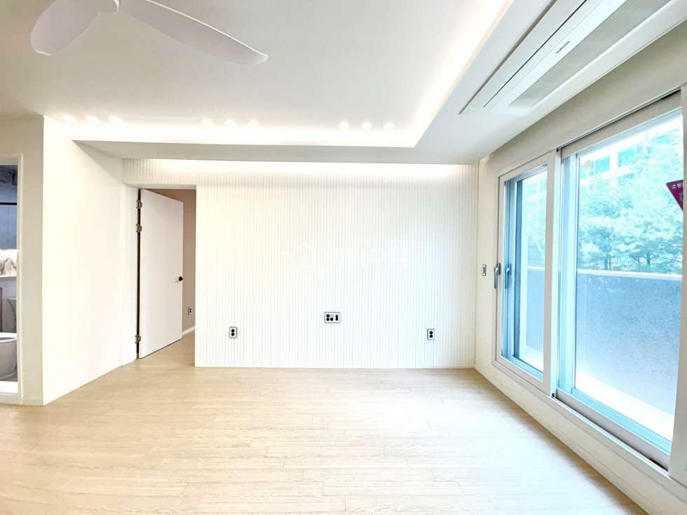 경기 수원장안구 정자동 편의점이 바로 1층에! 독특한 구조와 실링팬, 드레스룸 옵션까지! 넓은 거실과 주방이 강점인 3룸 분양 매물번호 13478 사진 2