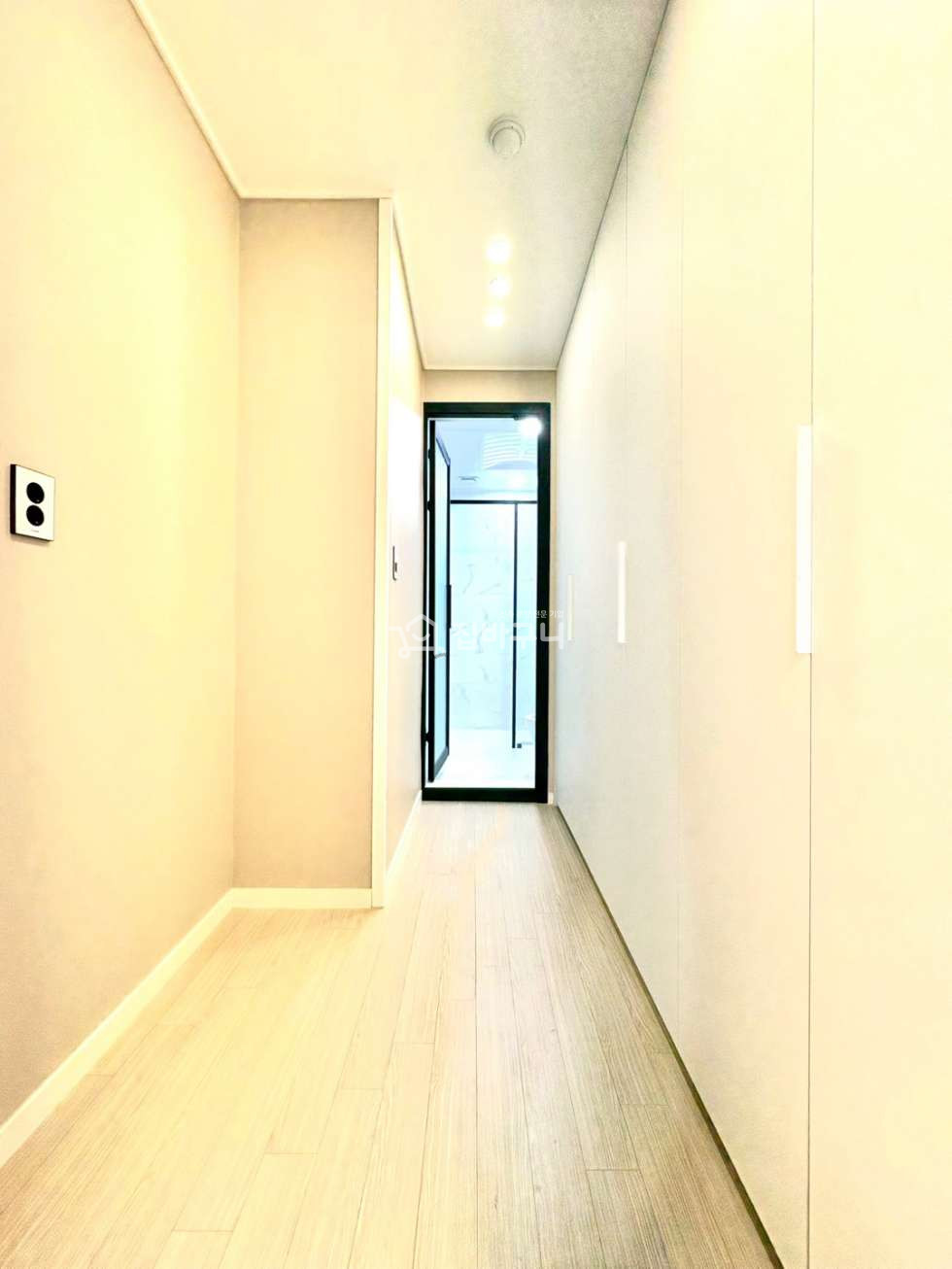 경기 수원장안구 정자동 편의점이 바로 1층에! 독특한 구조와 실링팬, 드레스룸 옵션까지! 넓은 거실과 주방이 강점인 3룸 분양 매물번호 13478 사진 8