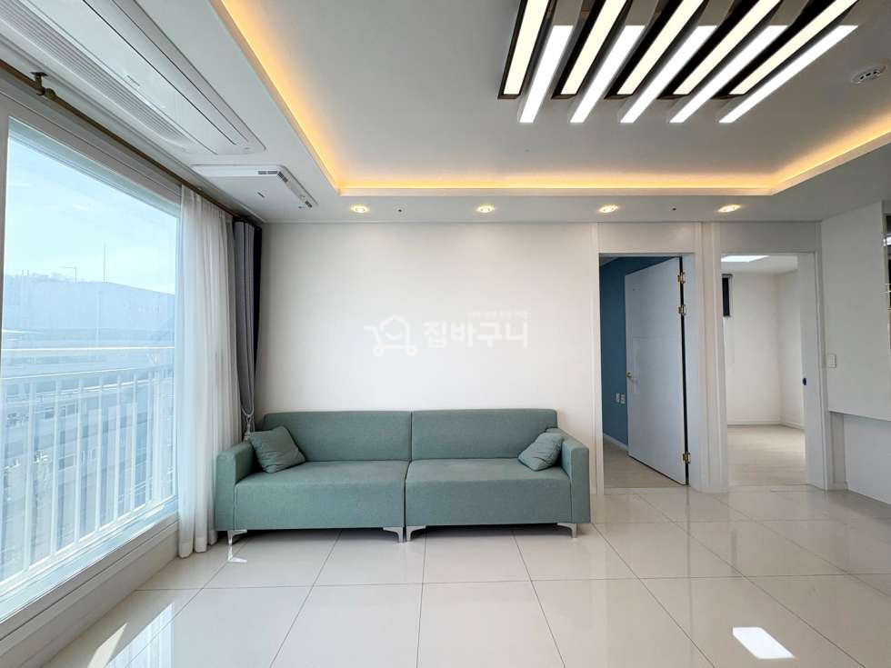 인천 부평구 청천동 통창 채광과 넓은 공간감이 어우러진 거실과 실용적인 구조의 내부! 옵션 좋고 인프라도 좋은 인천 오피스텔 분양 매물번호 13445 사진 2