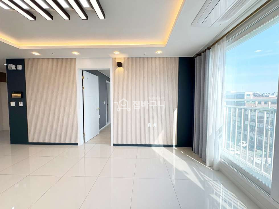인천 부평구 청천동 통창 채광과 넓은 공간감이 어우러진 거실과 실용적인 구조의 내부! 옵션 좋고 인프라도 좋은 인천 오피스텔 분양 매물번호 13445 사진 4