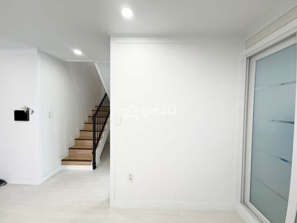 경기 안산단원구 선부동 넓고 시원한 복층공간으로 수납걱정 없이! 길쭉하고 넓은 테라스로 나만의 공간과 조망권 확보! 선부동 2룸 복층테라스! 분양 매물번호 13432 사진 3