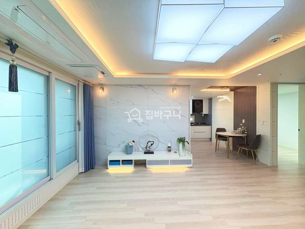 서울 마포구 성산동 ▶깔끔하고 고급진 인테리어와 거실 크기와 맞먹는 3룸 넓은 주방과 넓은 거실! 실용성 있는 구조◀ 분양 매물번호 13378 사진 2