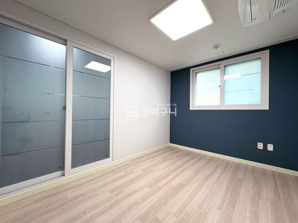 서울 마포구 성산동 ▶깔끔하고 고급진 인테리어와 거실 크기와 맞먹는 3룸 넓은 주방과 넓은 거실! 실용성 있는 구조◀ 분양 매물번호 13378 사진 10