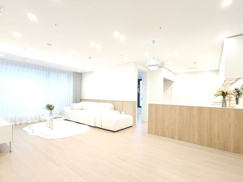 경기 수원팔달구 매산로3가 ◆수원 쾌적한 넓은 거실과 테라스가 있는 학군지,인프라 두 마리 토끼 다 잡은 3룸 ◆ 분양 매물번호 13358 사진 1