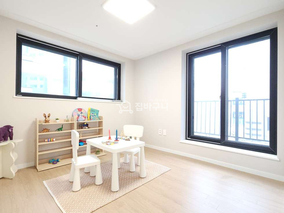 경기 수원팔달구 매산로3가 ◆수원 쾌적한 넓은 거실과 테라스가 있는 학군지,인프라 두 마리 토끼 다 잡은 3룸 ◆ 분양 매물번호 13358 사진 10
