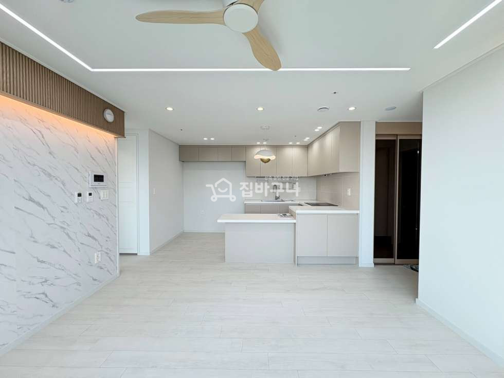 서울 은평구 응암동 ※넓은 통창으로 채광과 통풍을 단번에 잡은 깔끔한 화이트톤 응암동 풀옵션 3룸※ 분양 매물번호 13338 사진 4